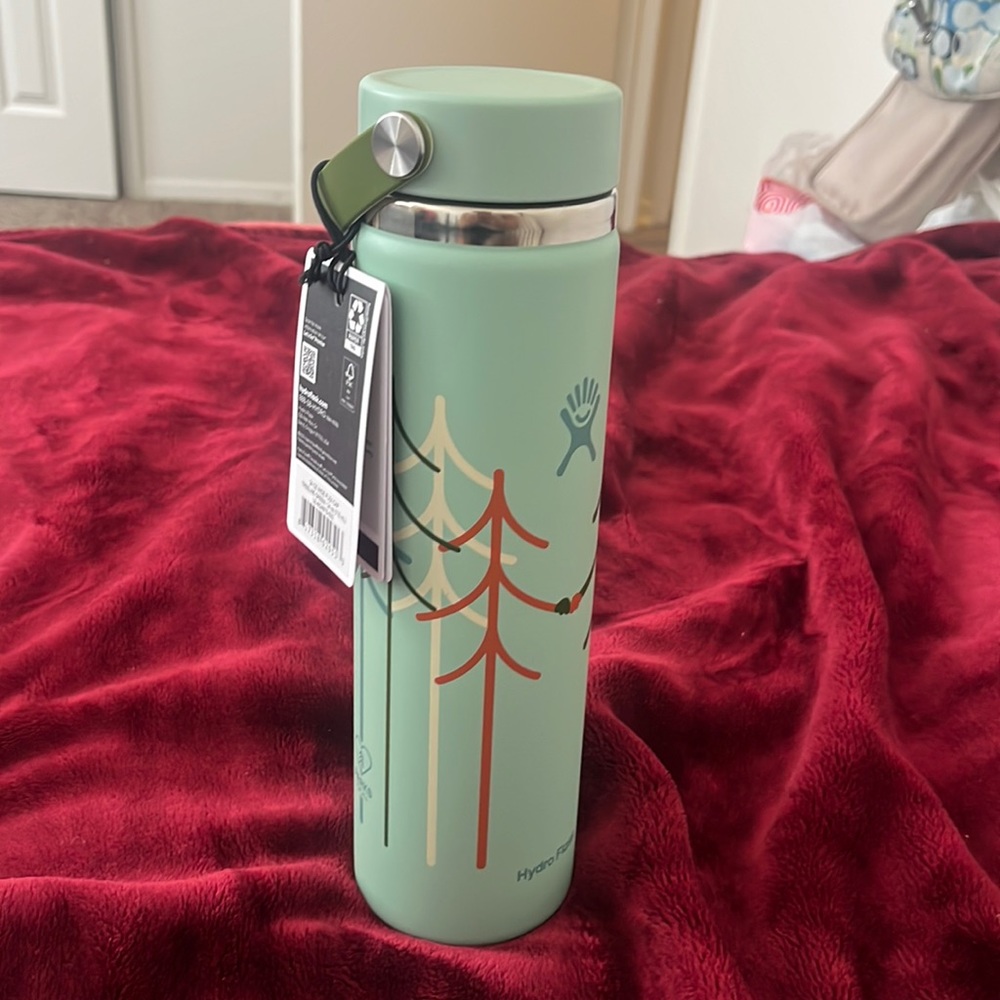Brand New Treeline Green 24 oz hydro flask